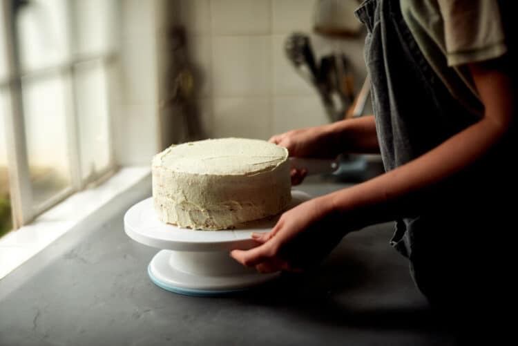 Create a crumb coating for the matcha and raspberry bubble tea cake